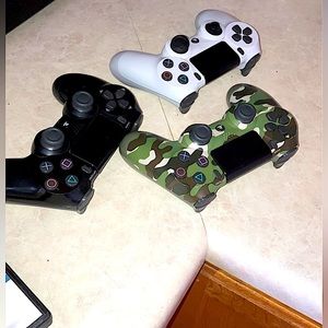 Ps4 pro 3 controllers 2 cords 9 games comes with power cord+hdmi cord